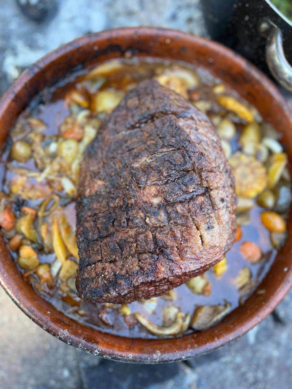 Asado en cazuela de barro con verduras