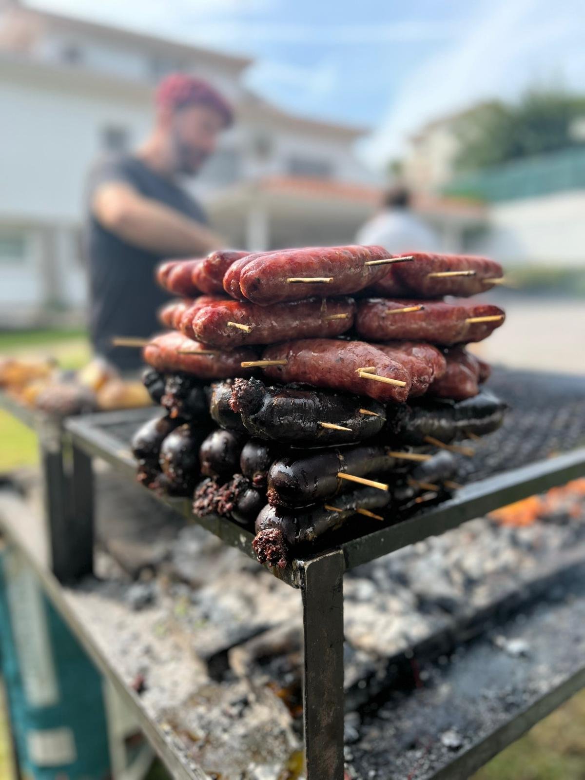 Chorizos y morcillas en la parrilla
