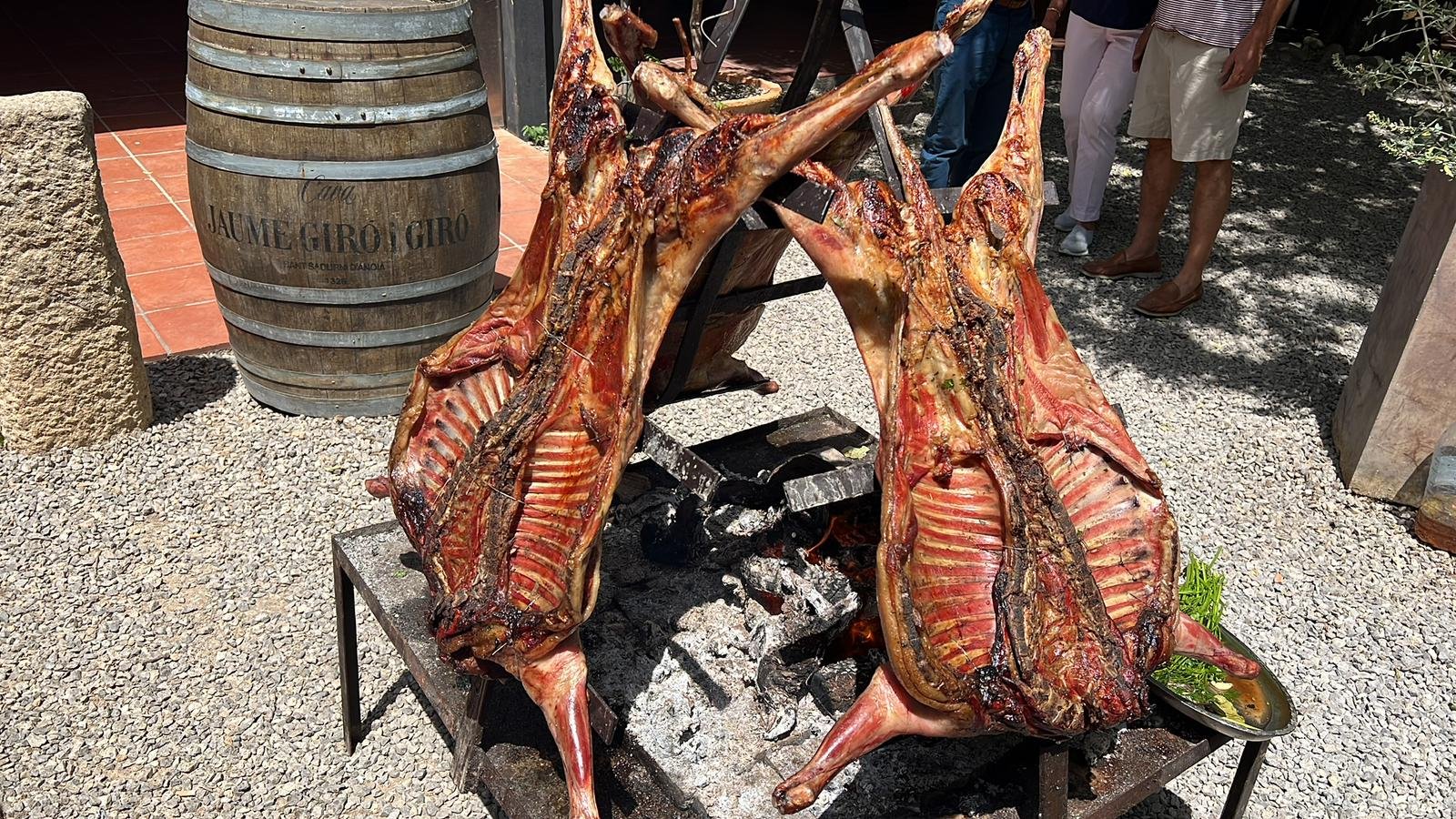 Corderos enteros a la estaca en evento