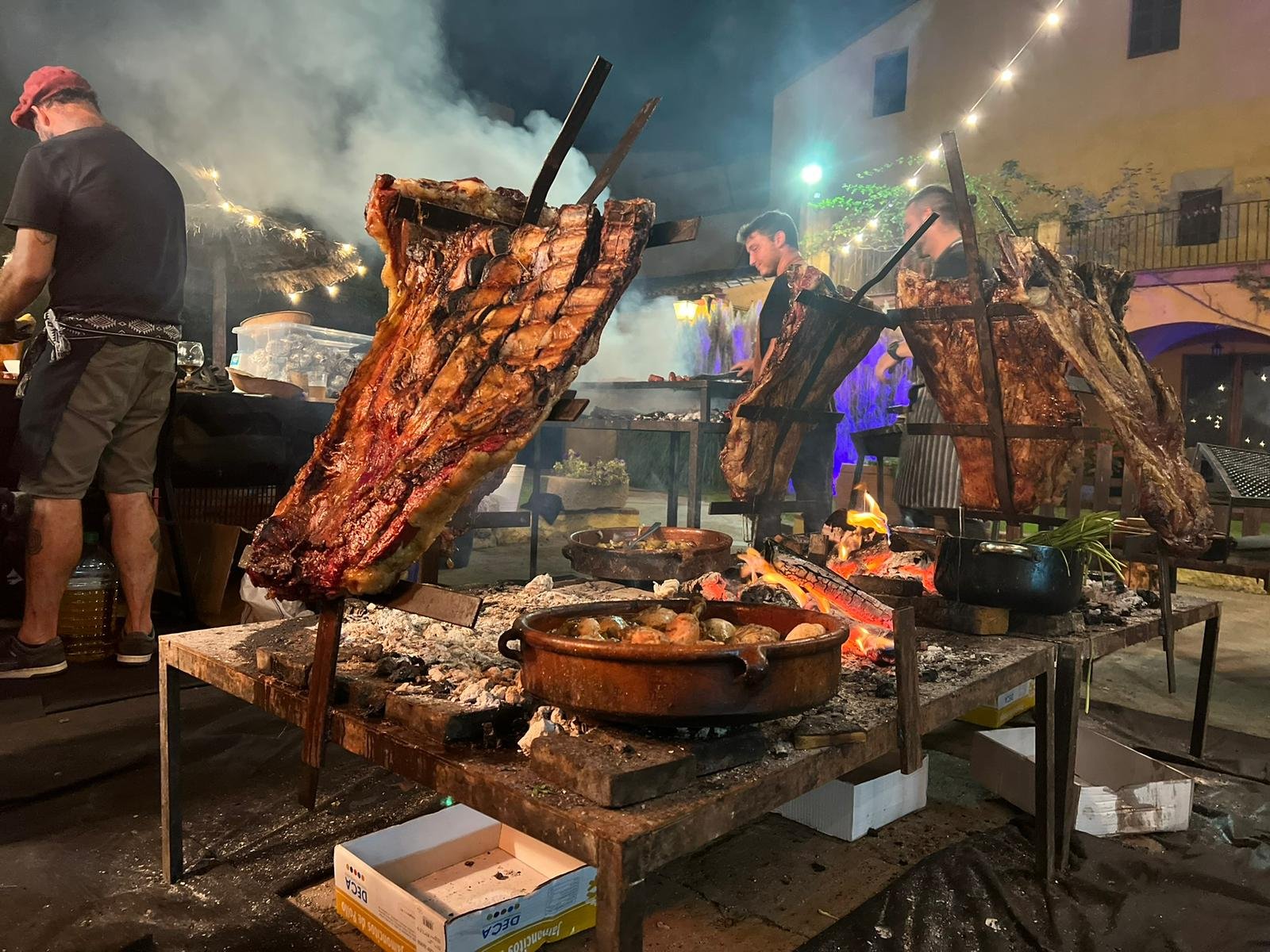 Asado nocturno espectacular con costillares a la estaca y luces