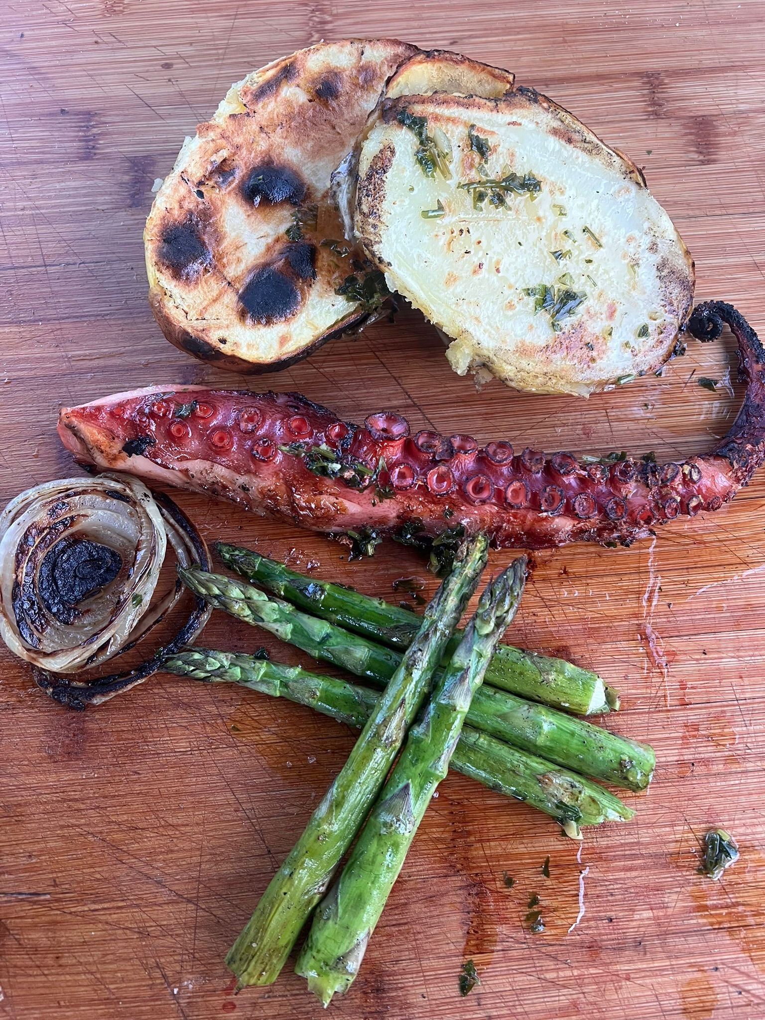 Pulpo con espárragos a la brasa