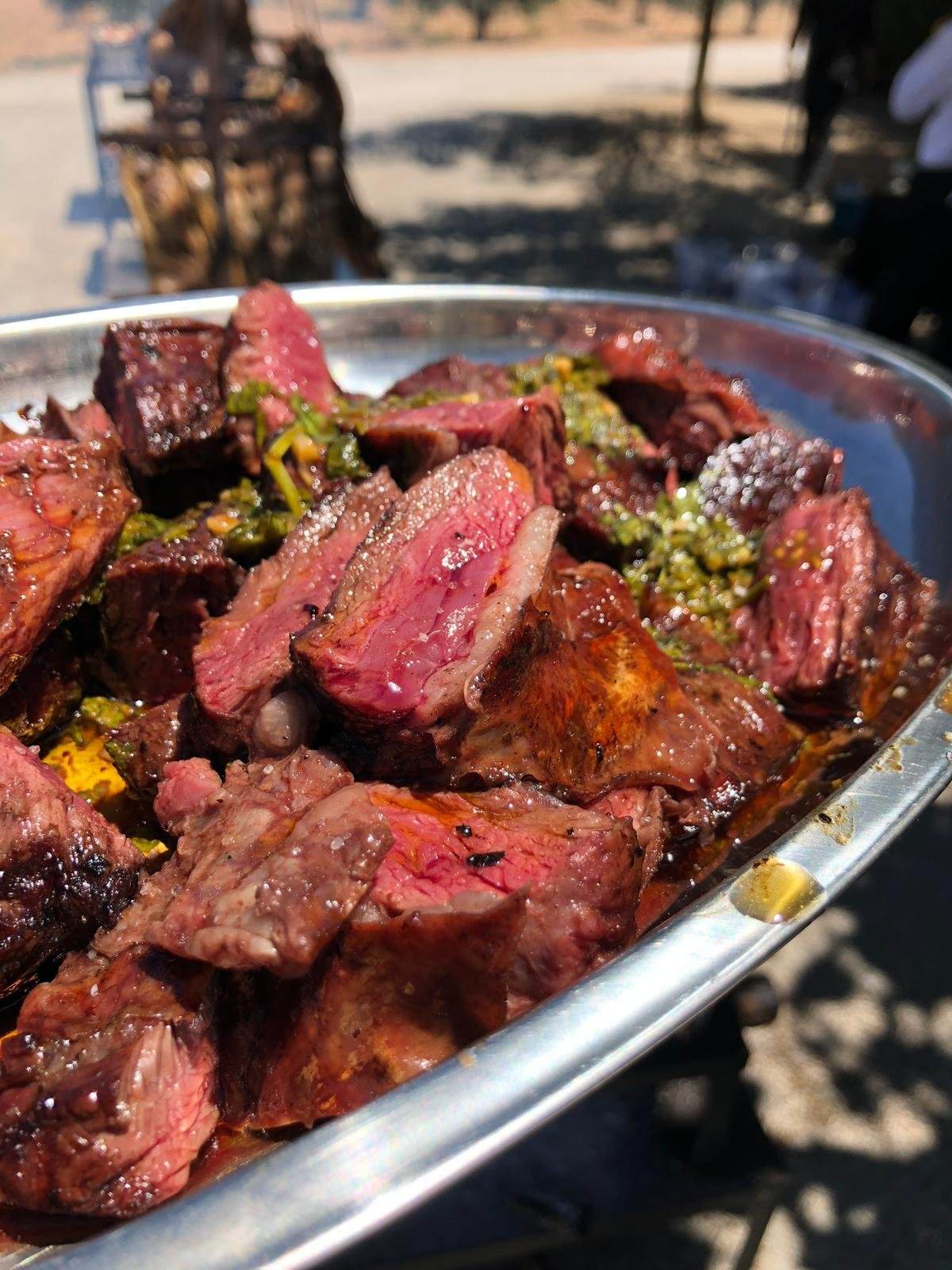 Carne a la brasa en su punto — jugosa y perfecta